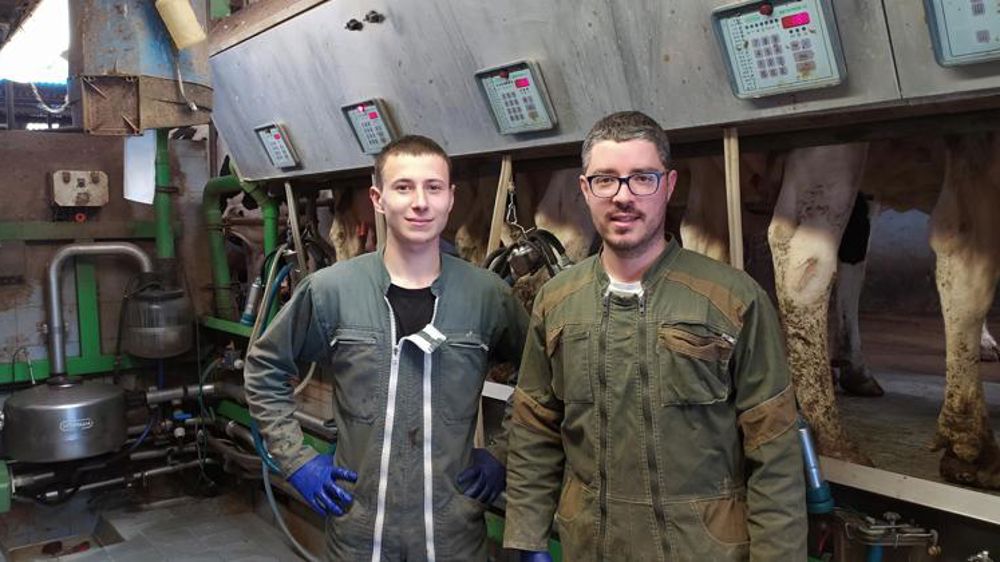 Boris Patin (à droite), agriculteur dans l’Ille-et-Vilaine, utilise régulièrement le site Stage Agricole pour accueillir sur sa structure des jeunes. © Boris Patin